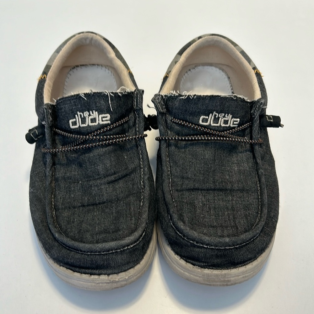 Hey Dudes Mens size 8 denim look with camo on the back